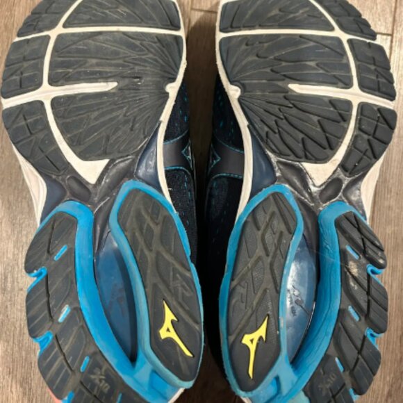 Mizuno Running Shoes (Size 10.5) - Picture 6 of 6